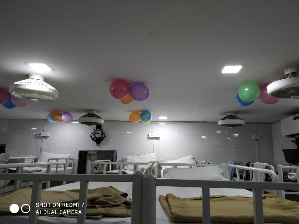 Star Dormitory Mumbai Bagian luar foto